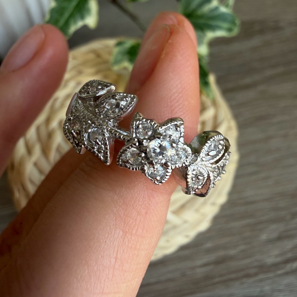 Floral Ring Sterling Silver 925 
Size 8.5